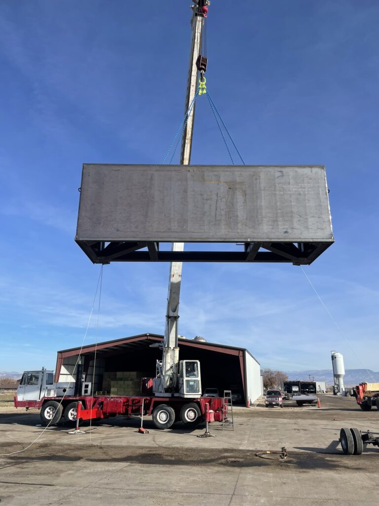 ingenium-klun-modular-with-crane-outside-wall